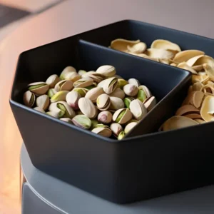 Minimalistische Pistazienschale mit zwei Fächern
