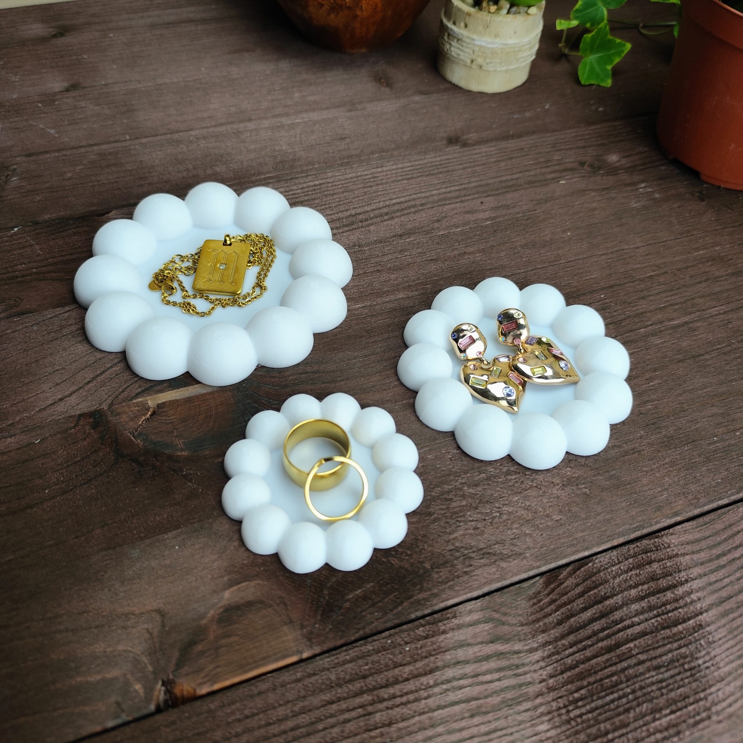 Schmucktablett mit Perlen