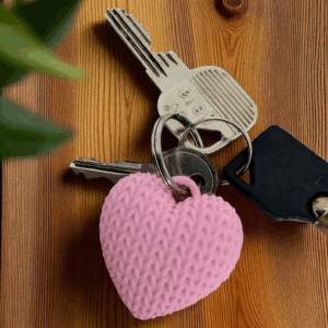 Gestrickter Schlüsselanhänger in Herzform